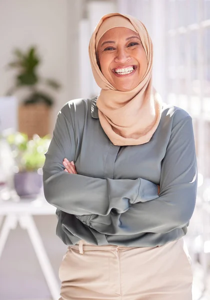 Succes Leiderschap Portret Van Moslimvrouw Functie Met Gekruiste Armen Glimlach — Stockfoto