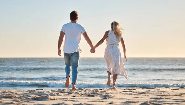 カップル 手を握るとビーチで休暇 愛と自然と海の景色と旅行や冒険と一緒に信頼してください 女性の結合とバックビュー 海とのサポート 砂とロマンチックな休日 — ストック写真