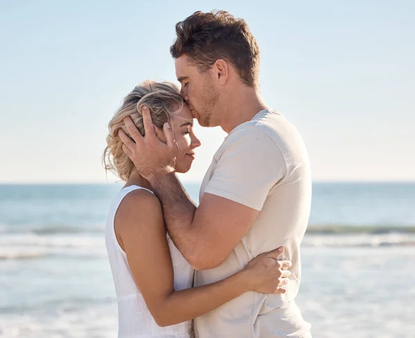 Pasangan Cinta Dan Ciuman Dahi Pantai Oleh Laut Laut Atau — Stok Foto