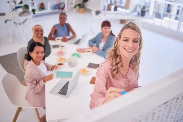 Reunião Negócios Mulher Redação Uma Apresentação Estratégia Marketing Com Equipe — Fotografia de Stock