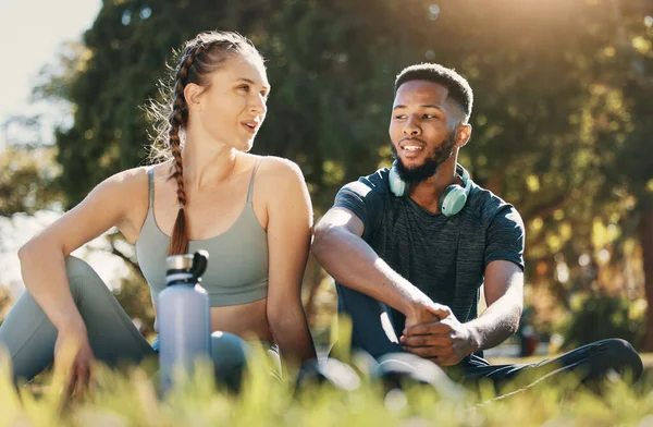 男人和女人在草地上 为了健康和运动 为了健康 一起锻炼和休息 黑人男性和女性 自然休息 户外运动及训练后说话 — 图库照片