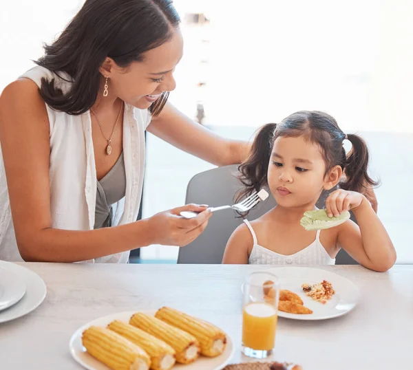 Mother Food Eating Child While Feeding Healthy Diet Nutrition Family — Stock Photo, Image