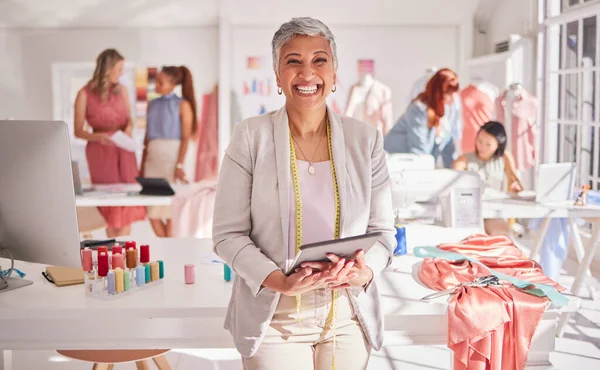 Detailhandel Mode Oudere Vrouw Met Tablet Voor Design Management Commerce — Stockfoto