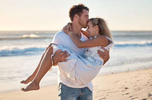 Kyss Strand Och Man Bär Kvinna För Romantisk Solnedgång Omfamna — Stockfoto