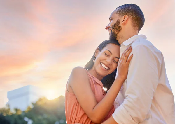 Ευτυχισμένο Ζευγάρι Αγκαλιά Στο Ηλιοβασίλεμα Γυναίκα Χαμόγελο Και Αγάπη Στον — Φωτογραφία Αρχείου