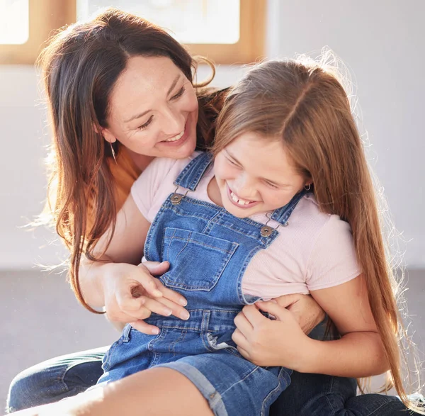 爱和母亲在一起玩耍 欢笑和放松的时候和孩子在一起 在加拿大的现代住宅里 微笑和女人和她的女儿在一起玩耍 — 图库照片