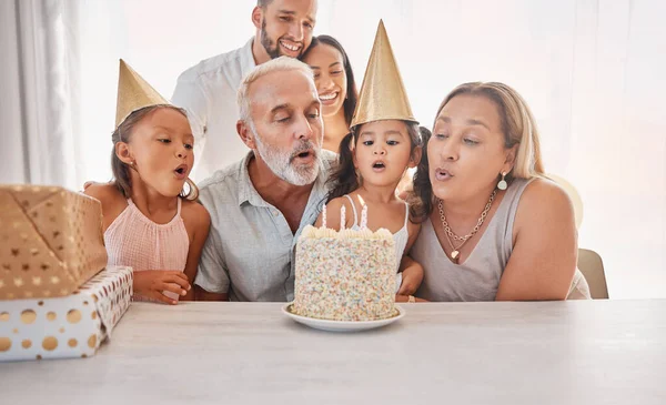 Groot Familiefeest Verjaardagstaart Kinderen Blazen Kaarsvuur Het Jaarlijkse Evenement Vieren — Stockfoto