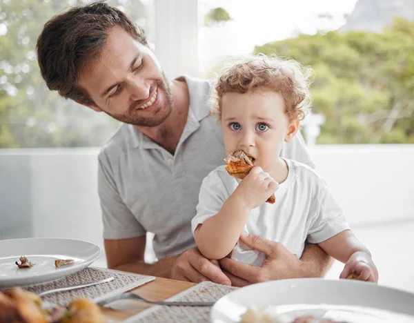 Πατέρας Μωρό Και Φαγητό Στο Τραπέζι Για Δεθούμε Στο Οικογενειακό — Φωτογραφία Αρχείου