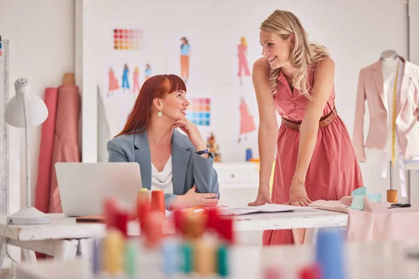 Mode Design Laptop Business Vrouwen Plannen Teamwork Werken Aan Startup — Stockfoto