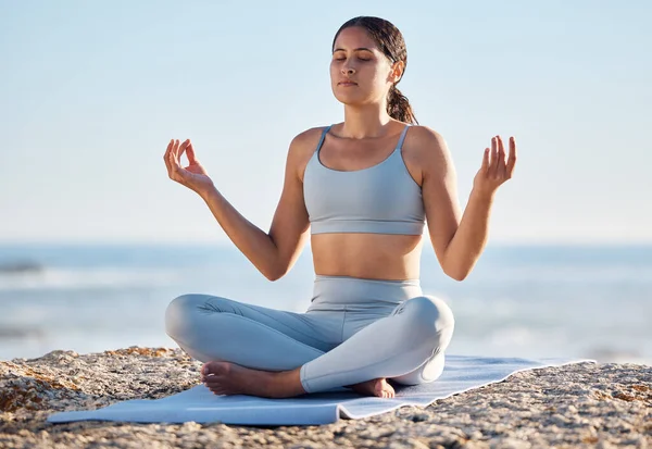 Yaz Güneşinde Kadın Plaj Zihin Beden Ruhsal Sağlık Için Yoga — Stok fotoğraf