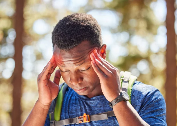 Ból Głowy Stresujące Wędrówki Czarnym Sportowcem Trzymającym Bólu Skronie Podczas — Zdjęcie stockowe