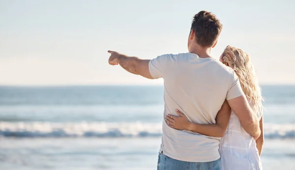 Ζευγάρι Αγάπη Και Χαλάρωση Αγκαλιά Στην Παραλία Θέα Προς Πίσω — Φωτογραφία Αρχείου