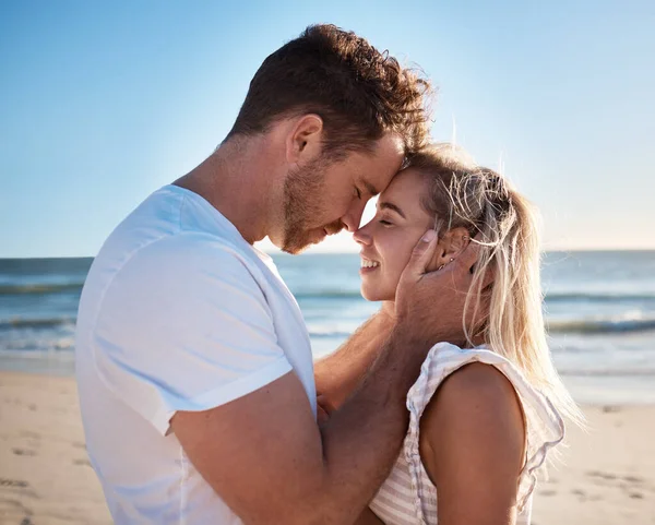 爱情和情侣在海滩度假或浪漫的夏天去希腊度蜜月 度假时 在海洋边的浪漫 拥抱和友谊中 关怀和镇定的男人和女人 — 图库照片
