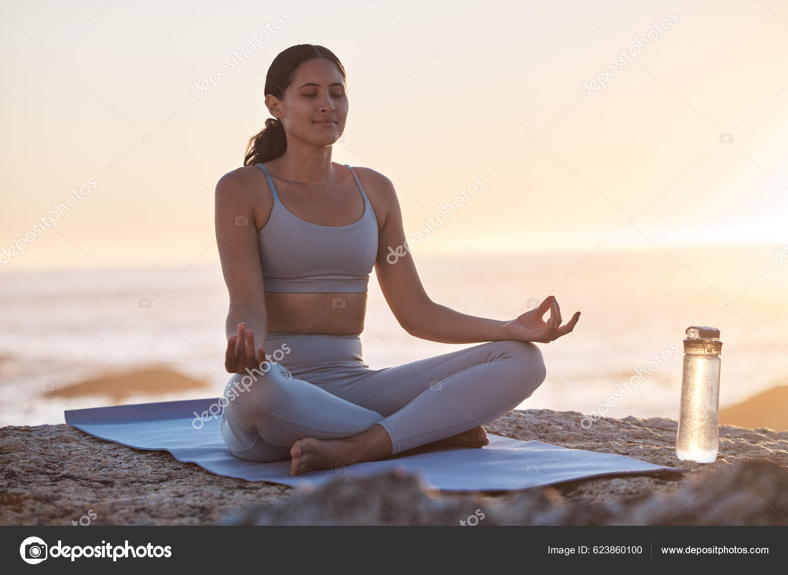 Mulher Praia Feliz Para Meditação Ioga Bem Estar Relaxar Livre