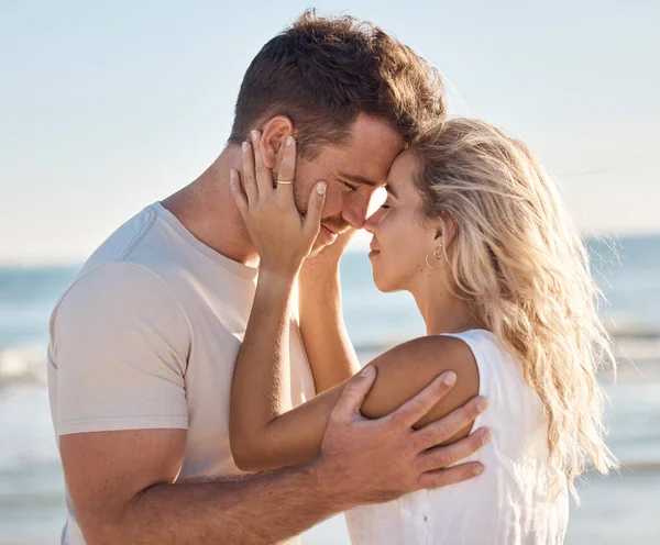 Liebe Strand Und Paar Mit Kopf Für Intimität Romantik Und — Stockfoto