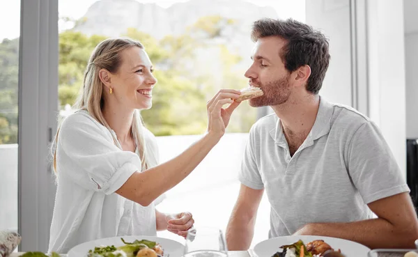 부부는 식사에서 남자에게 낭만적 데이트를 여자와 점심을 먹는다 아내가 맛있는 — 스톡 사진