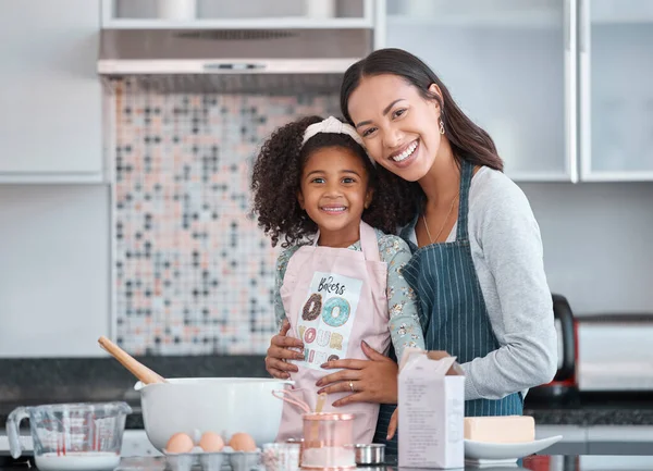 Cucina Ritratto Madre Insegnano Bambini Cucina Con Burro Uova Cibo — Foto Stock