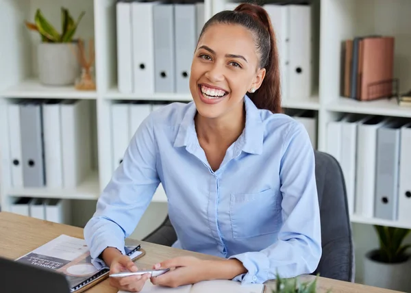 Feliz Sonrisa Retrato Mujer Negocios Oficina Trabajando Notas Corporativas Para — Foto de Stock