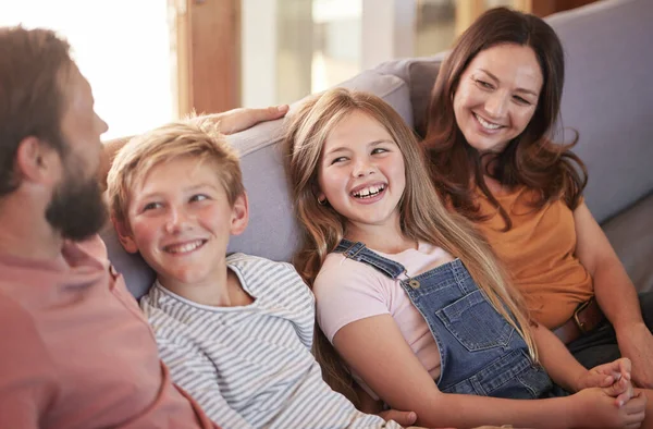 爱和父母一起坐在沙发上 孩子们在客厅里聊天 在家里的沙发上放松的时候 在喜剧或滑稽的对话中 微笑和家人 — 图库照片