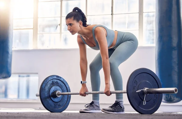 ジムでのワークアウト または激しいトレーニングのためのフィットネス 女性と重量挙げバーベル 健康クラブで腕の強さ 足やスクワットのためのスポーツでアクティブな女性の運動やリフティングウェイト — ストック写真