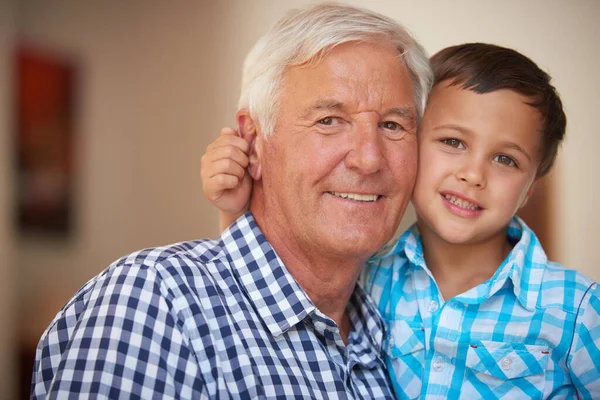 Eles Têm Uma Ligação Especial Menino Ligando Com Seu Avô — Fotografia de Stock