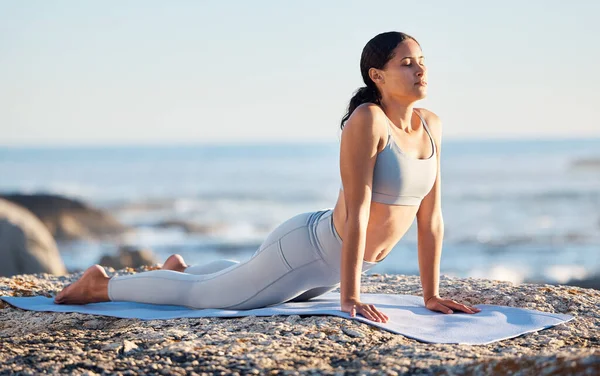 Jóga Fitness Strandon Testmozgás Míg Kobra Pózol Légzés Zen Wellness — Stock Fotó