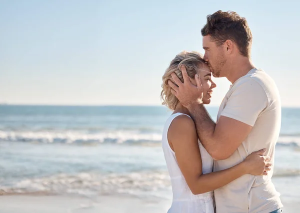 Uścisk Plażowy Miłość Para Całują Czoło Romantycznej Makiecie Sydney Australia — Zdjęcie stockowe
