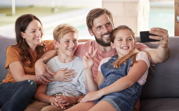 Telefone Selfie Família Feliz Sofá Sala Estar Relaxando Juntos Sua — Fotografia de Stock