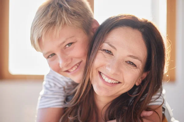 Feliz Retrato Sorriso Com Mãe Filho Para Vínculo Apoio Abraço — Fotografia de Stock