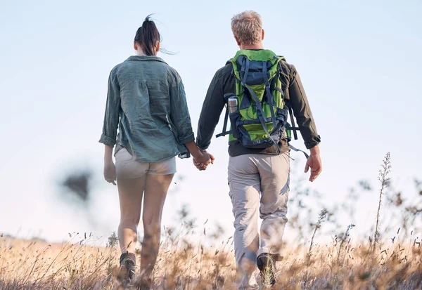 Couple Holding Hands Travel Backpack Adventure Bonding Relationship Together Countryside — Stock Photo, Image
