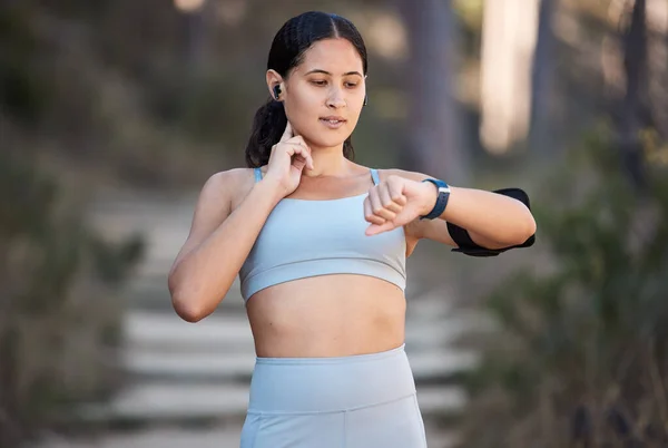 Fitness Exercice Femme Avec Smartwatch Pour Vérifier Pouls Les Progrès — Photo