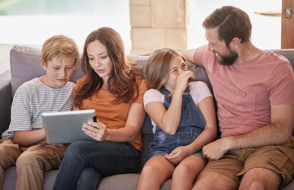 Οικογένεια Καναπές Και Tablet Παιδιά Και Τους Γονείς Streaming Μια — Φωτογραφία Αρχείου
