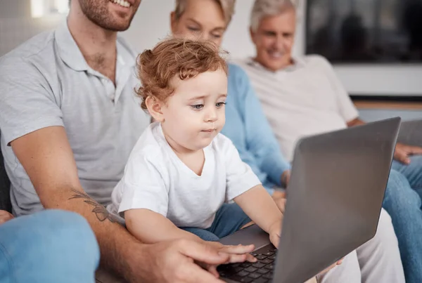Rodzina Laptop Dziecko Salonie Uczy Się Pisać Maszynie Lub Grać — Zdjęcie stockowe