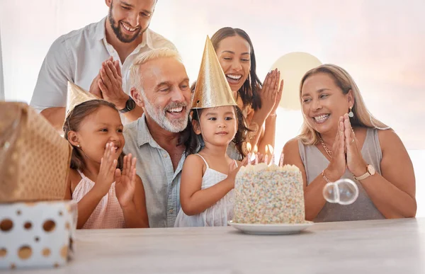 Familie Verjaardagsfeest Taart Met Feest Klappen Zingen Met Kaarsen Cadeau — Stockfoto