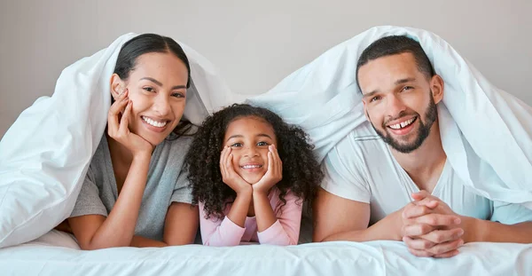 Relax Happy Girl Her Parents Bed Security Love Safety Blanket — Stock Photo, Image