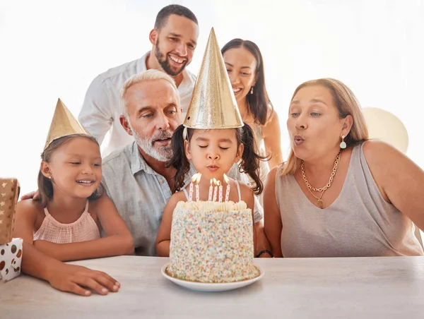 Przyjęcie Urodzinowe Dla Dzieci Tort Urodzinowy Lub Świece Zdmuchnięcia Matką — Zdjęcie stockowe