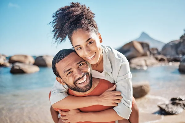 カップル ピギーバックや海洋 海やブラジルの夏休みに岩プールの水でビーチでの結合 楽しい活動で女性を運ぶ肖像画 笑顔や幸せな男 自然旅行への愛やサポートの信頼 — ストック写真
