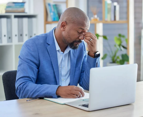 Negócios Homem Negro Laptop Dor Cabeça Estresse Esgotamento Falha 404 — Fotografia de Stock