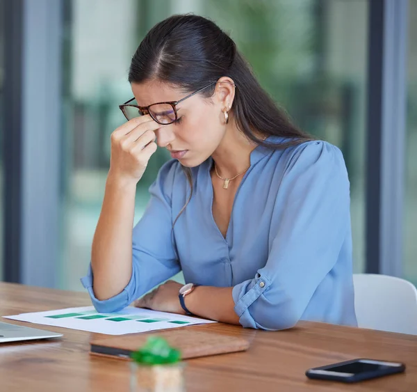 Zmęczona Zestresowana Cierpiąca Ból Głowy Kobieta Biznesu Statystykami Marketingowymi Raportem — Zdjęcie stockowe