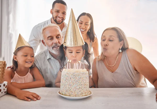 Verjaardag Familie Meisje Die Kaarsen Blaast Taart Met Feestmutsen Ouders — Stockfoto