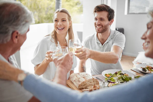 带着微笑 快乐或热爱生日 成就或在家里成功的家庭祝酒 庆祝酒会或生日午餐 在家中与男人 女人或年长的父母一起祝酒 酒和香槟 — 图库照片