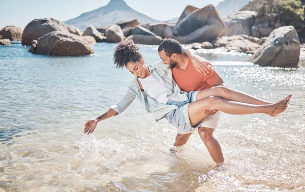 ビーチでの愛 遊び心のある黒いカップルは 夏休み 週末をお楽しみください 海に立つ女性を運ぶ男は 楽しみ 絆を持ち 一緒に質の高い時間を過ごす — ストック写真