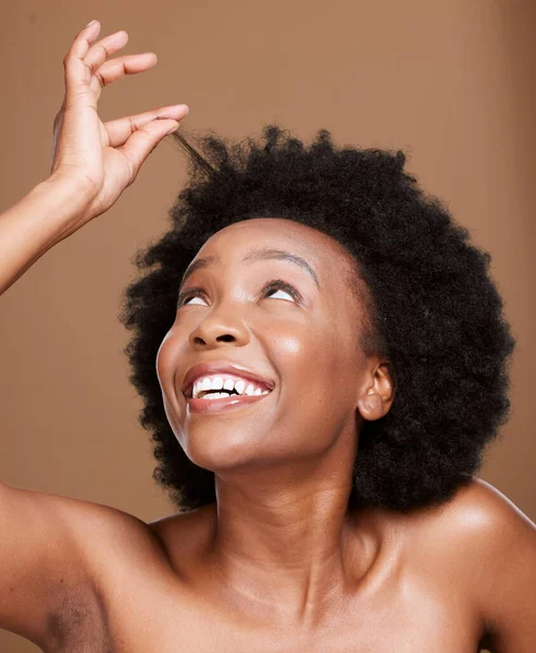 Zwarte Vrouw Haar Gezondheid Cosmetica Wellness Met Afrikaanse Afro Kapsel — Stockfoto