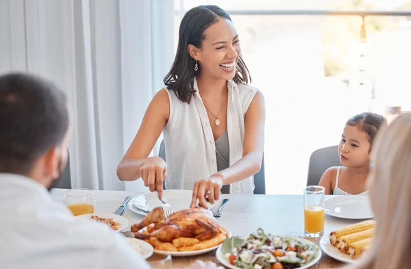 快乐的家庭午餐 与女人一起在餐厅或庆祝活动中用刀割 吃饭和吃东西 快乐和一群人一起在家里吃早午餐或笑着吃早午餐 — 图库照片