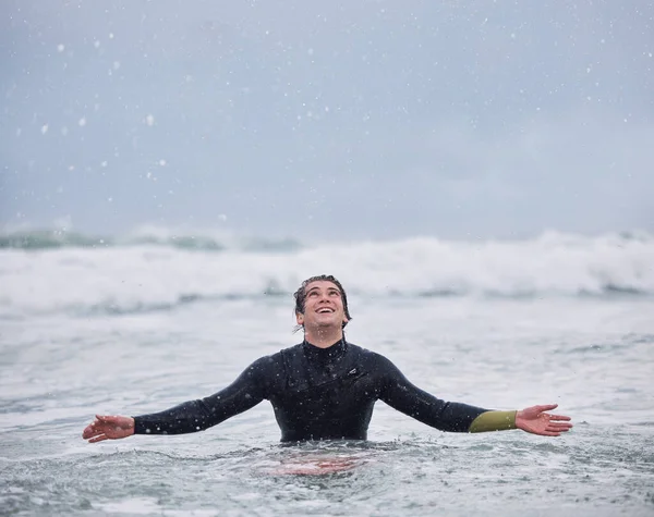 Szörfözés Sport Ember Óceánban Eső Közben Élvezze Természetet Tavaszi Időjárást — Stock Fotó