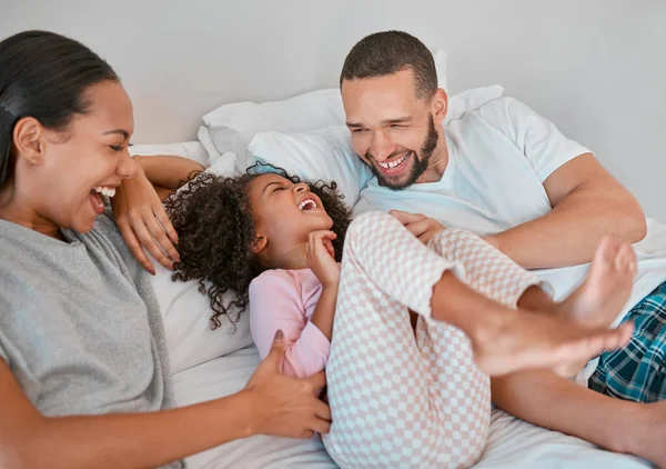 Family Parents Girl Happy Bed Smile Laugh Bonding Weekend Mom — Stock Photo, Image
