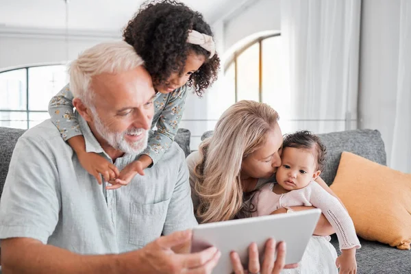 Tablet Diversidade Familiar Avós Felizes Crianças Bebê Desfrutar Tempo Qualidade — Fotografia de Stock