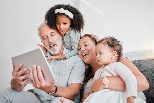 Selfie Família Tablet Mídia Social Imagem Sorriso Feliz Com Avós — Fotografia de Stock