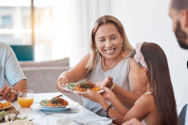 Eten Familie Kinderen Met Een Moeder Dochter Eten Een Maaltijd — Stockfoto