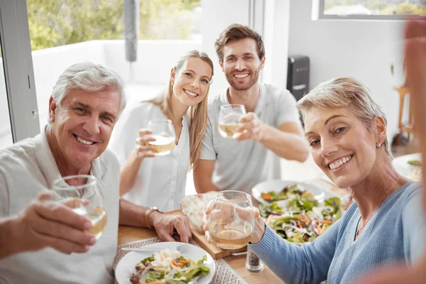 Ваше Здоровье Семейное Селфи Совместный Ужин Столом Празднования Счастья Шампанского — стоковое фото